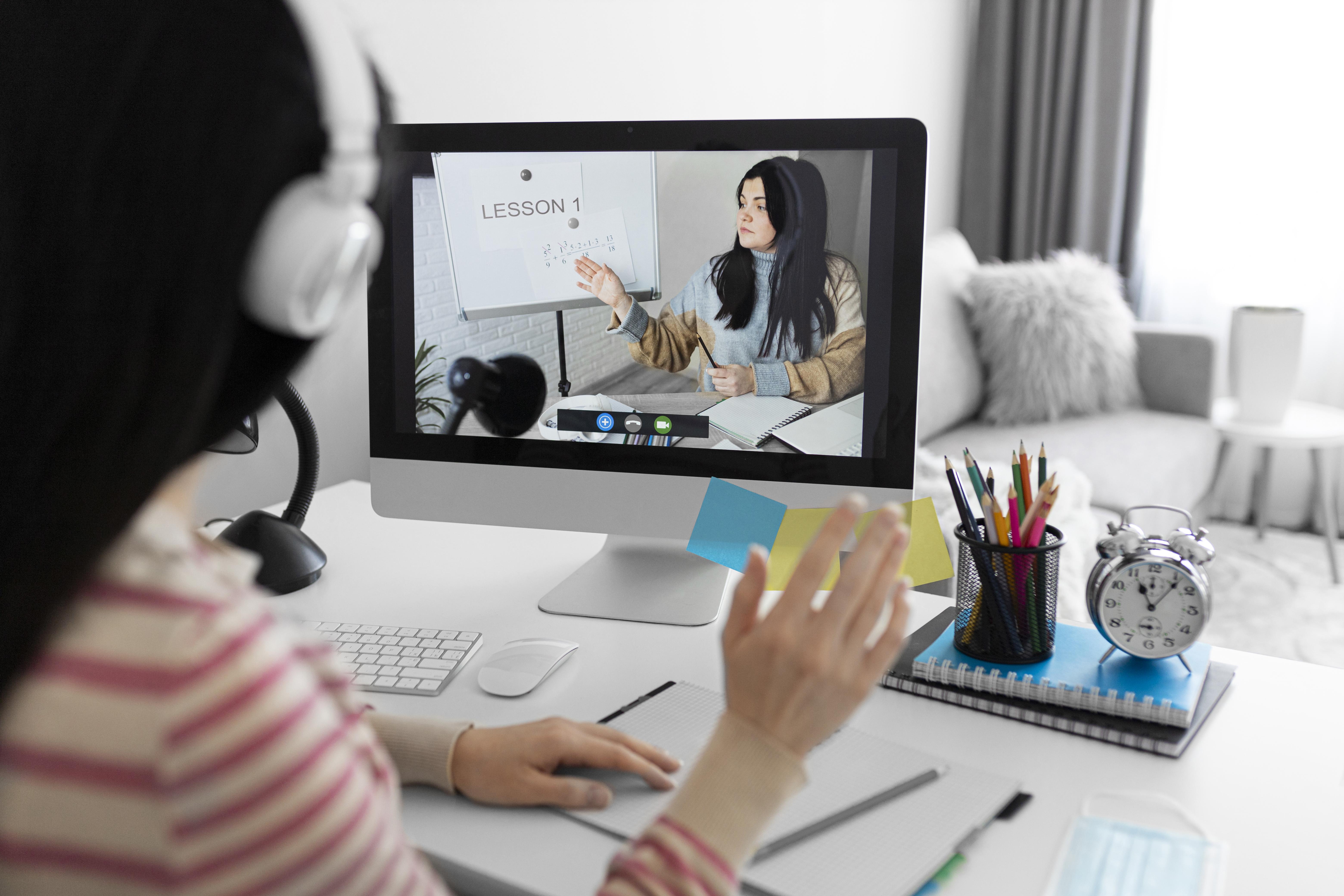 Analista revisando estrategias de inversión